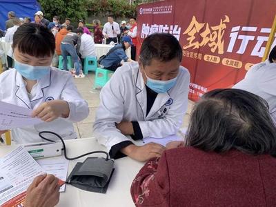 腫瘤防治，全域行動(dòng)——重慶全域腫瘤醫(yī)院“腫瘤防治宣傳周”第三場義診龍都廣場啟動(dòng)
