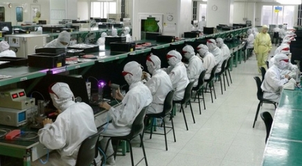 富士康工廠解雇6萬名工人 用機器人取代真人